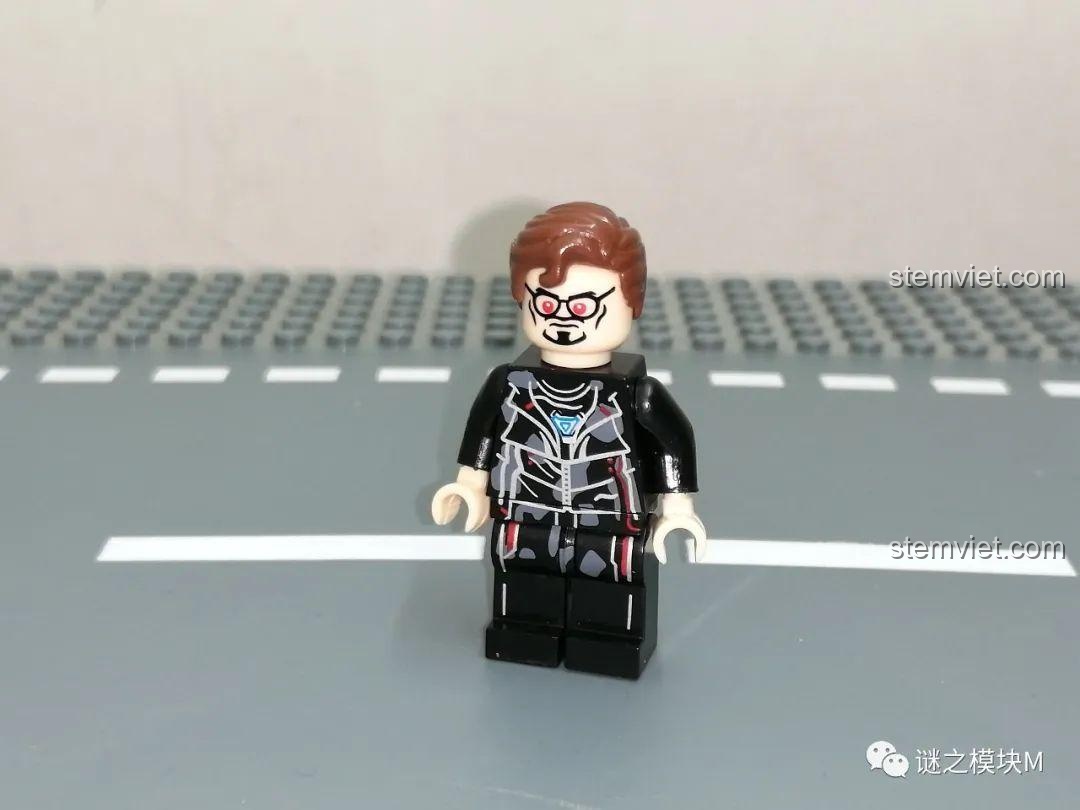 Minifigure Tony Stark với đôi mắt đỏ và kiểu tóc siêu nhân, một nhân vật trong bộ lắp ráp OBM 99586 Phòng thí nghiệm Người Sắt.