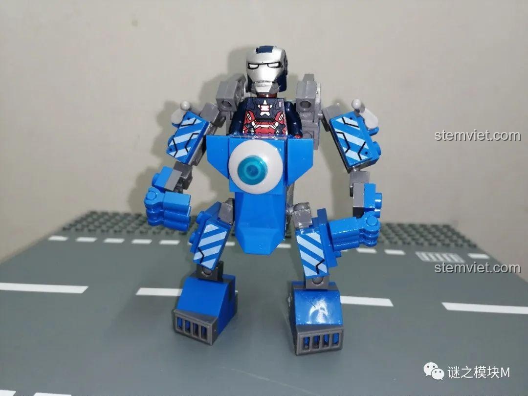 Robot Igor MK38 phiên bản mini màu xanh dương, một trong những mẫu lắp được từ bộ OBM 99586.