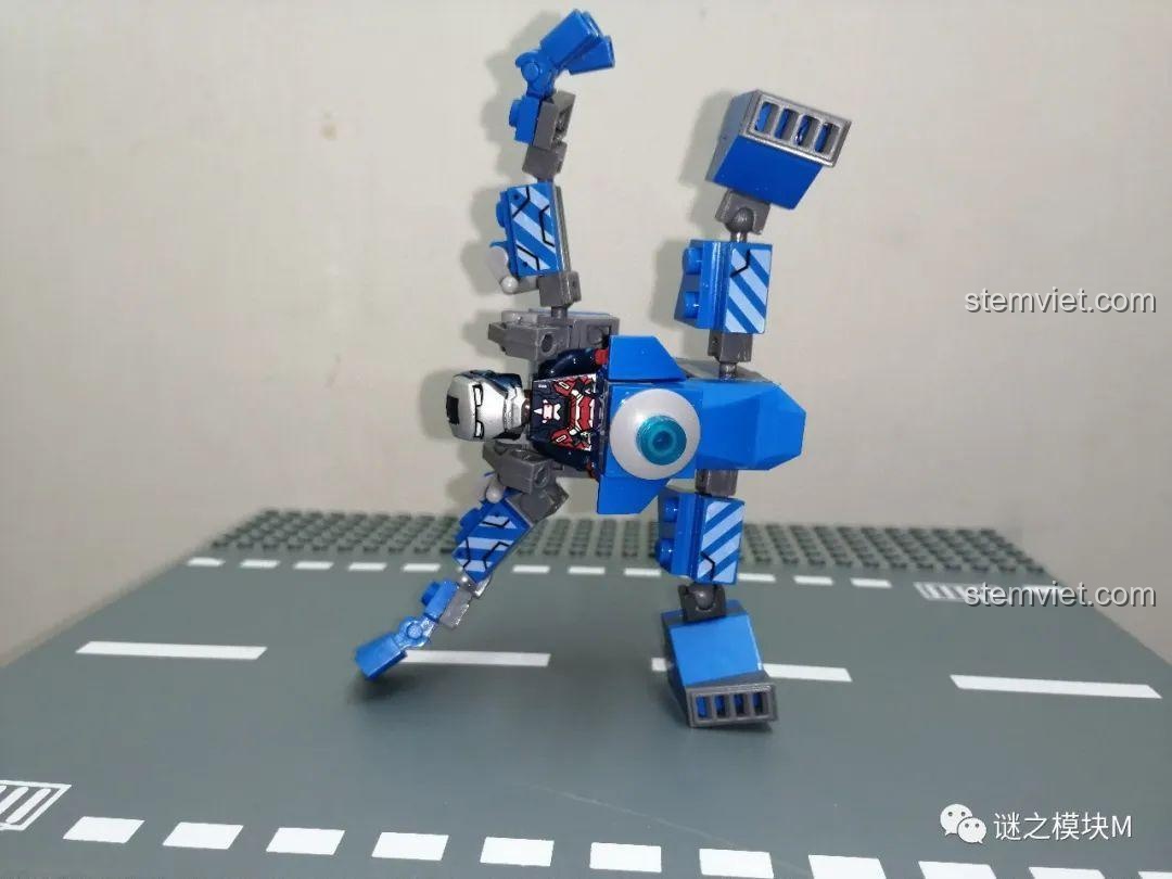 Robot Igor MK38 tạo dáng linh hoạt, thể hiện khả năng khớp nối của bộ lắp ráp OBM 99586.