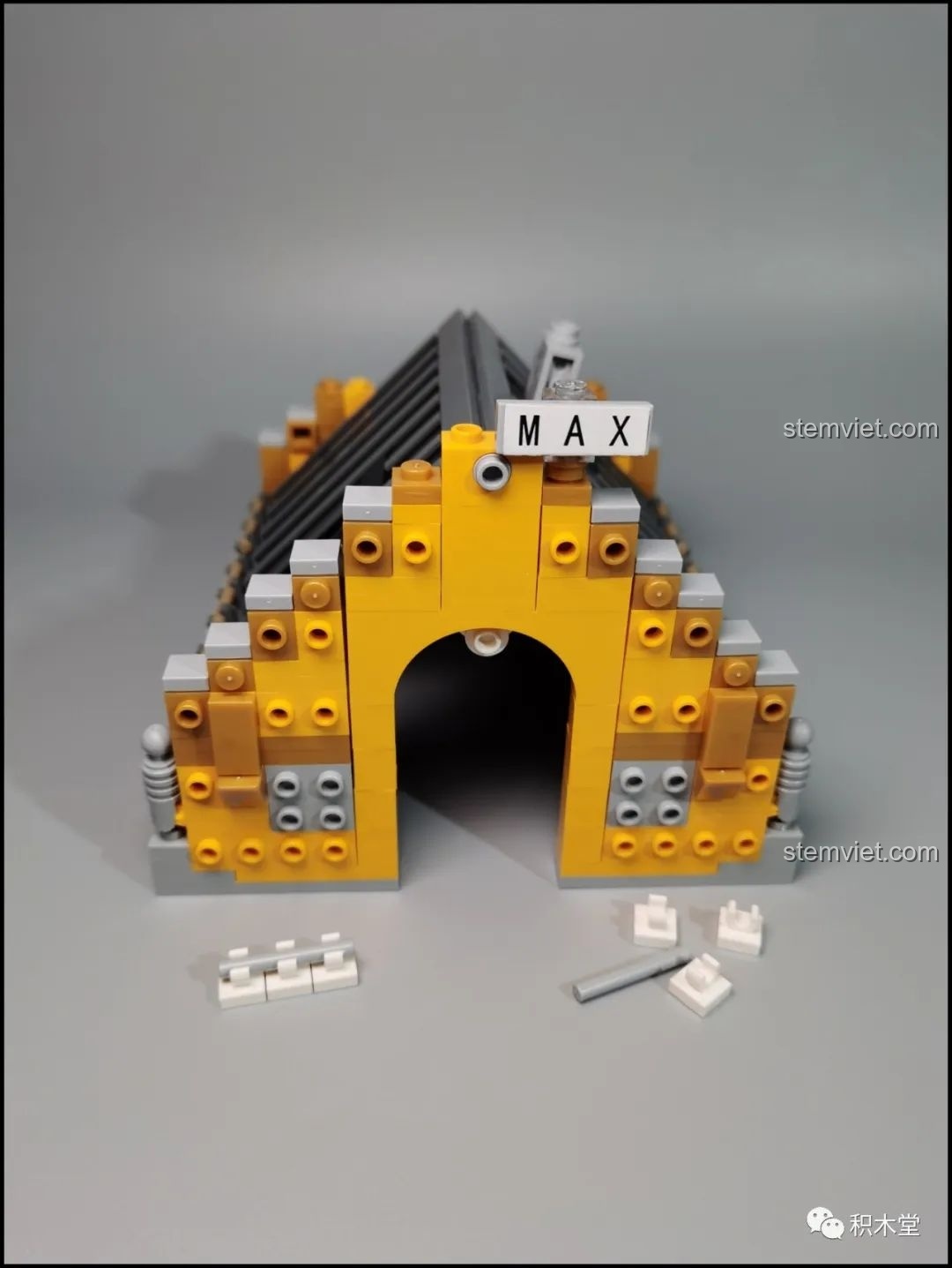 Mái nhà của bộ Leier 10003 hoàn thiện với ống khói và cửa sổ trời, tất cả đều dùng kỹ thuật SNOT.