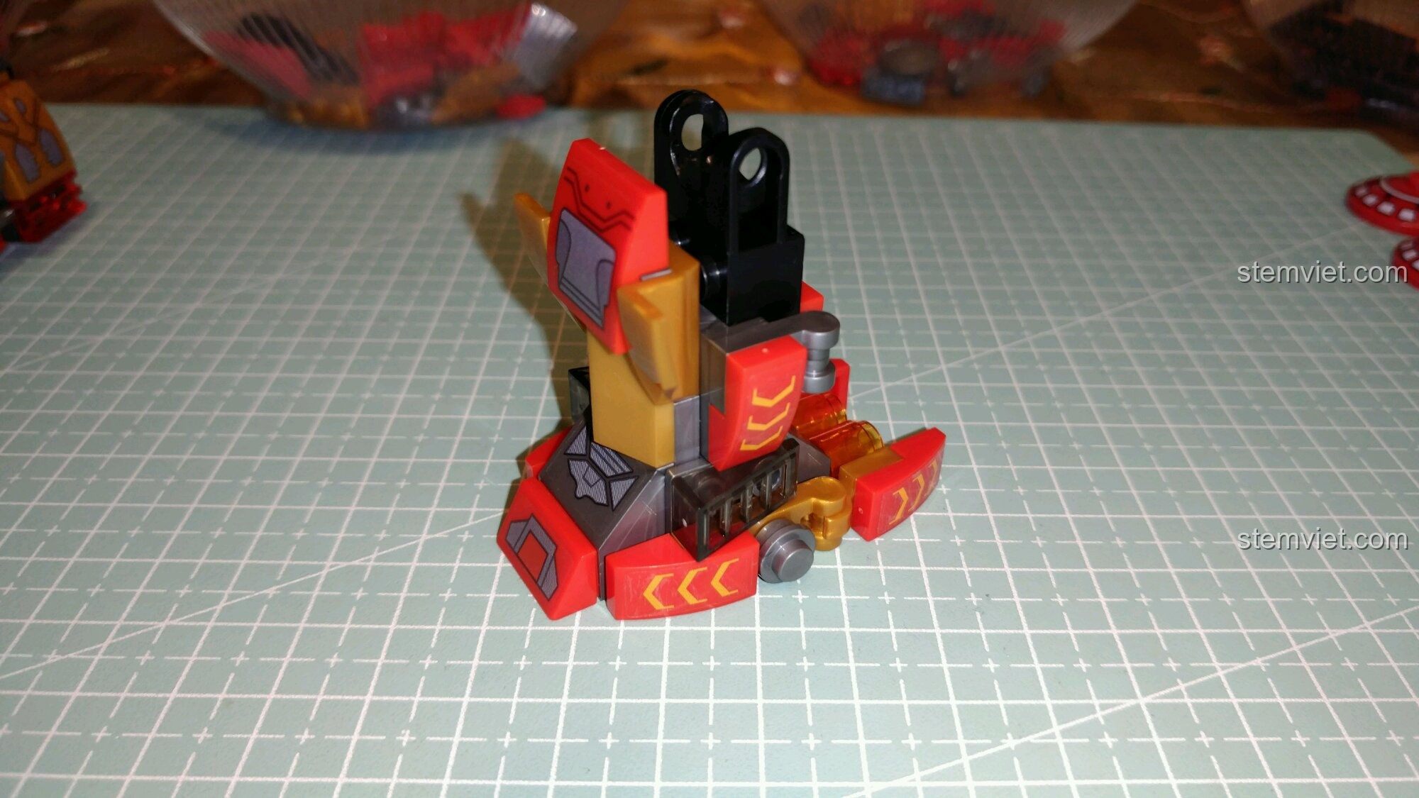 Chi tiết ống quyển với động cơ đẩy phụ của bộ xếp hình Người máy Hulkbuster MK16 cho bé 6 tuổi.