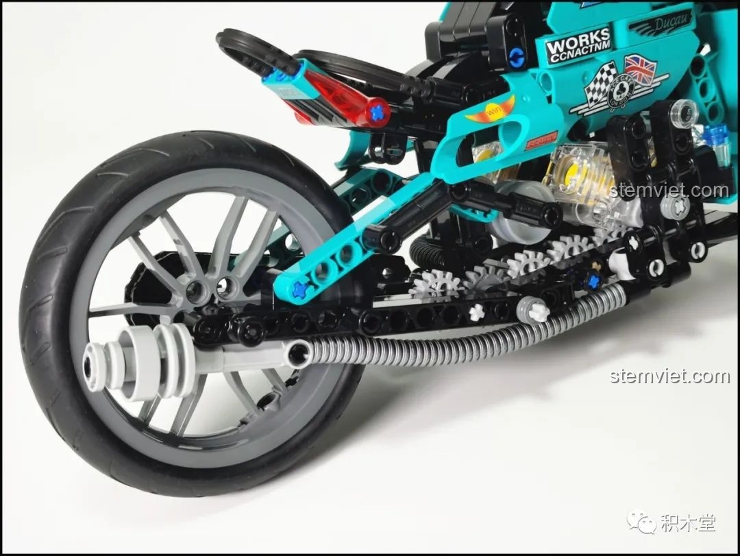 Cận cảnh ống xả và bánh sau của mô hình xe máy phong cách Anh Quốc 50025, các chi tiết được tái hiện một cách chân thực.