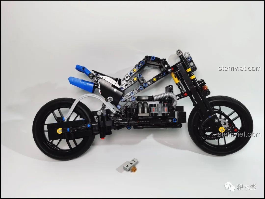 Mô hình Leier 50008 Mô tô BMW R1200GS Rallye với các tấm ốp màu xanh dương đã được gắn vào, tạo nên vẻ ngoài đặc trưng.