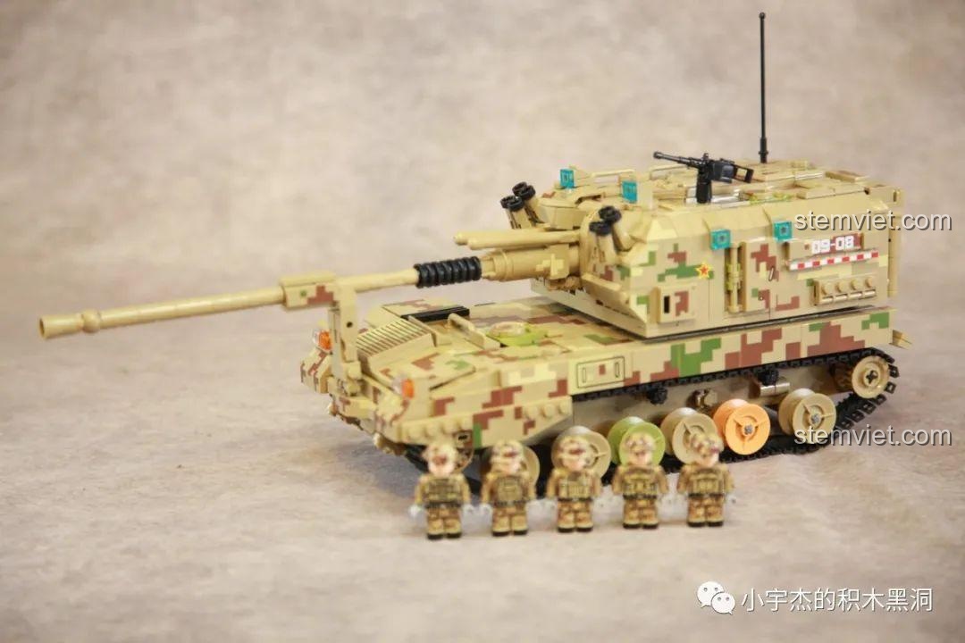 Mô hình Panlos 688008 Pháo Tự Hành 155mm Sa Mạc cùng với 5 minifigure lính sa mạc.