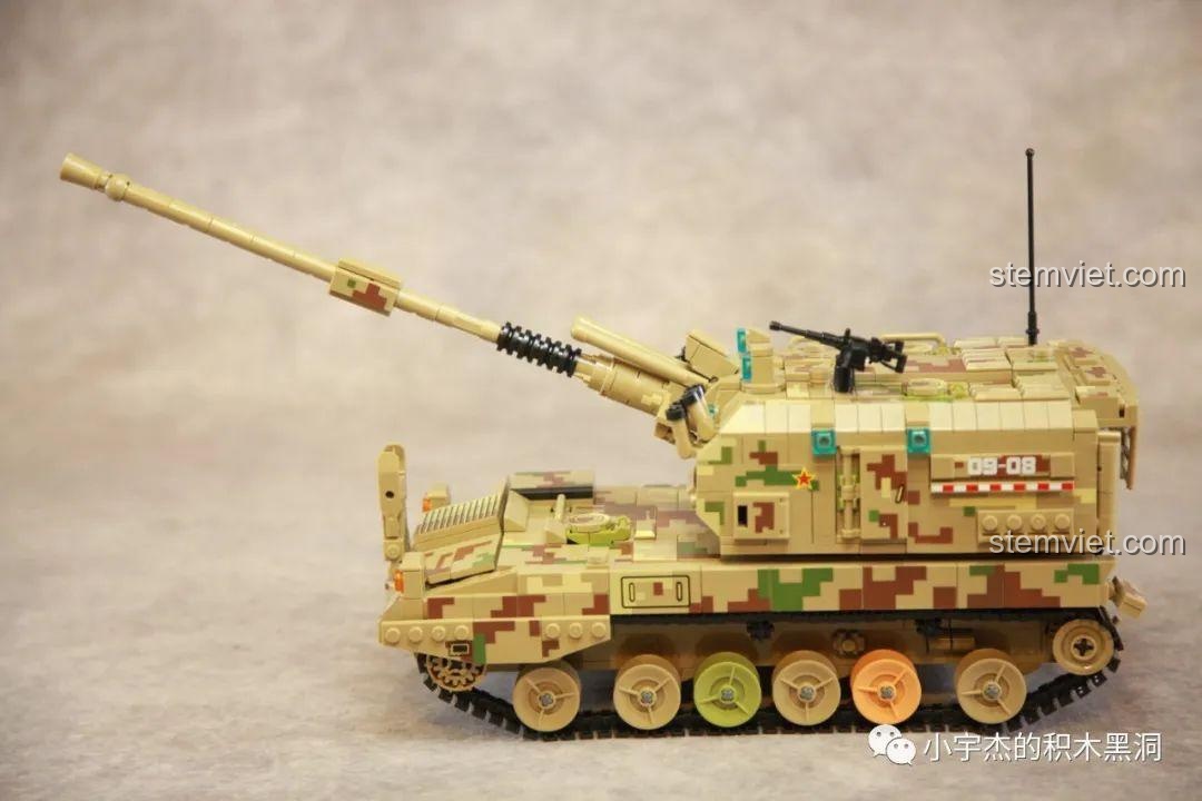 Mô hình Panlos 688008 với nòng pháo được nâng lên cao, thể hiện khả năng điều chỉnh góc bắn.