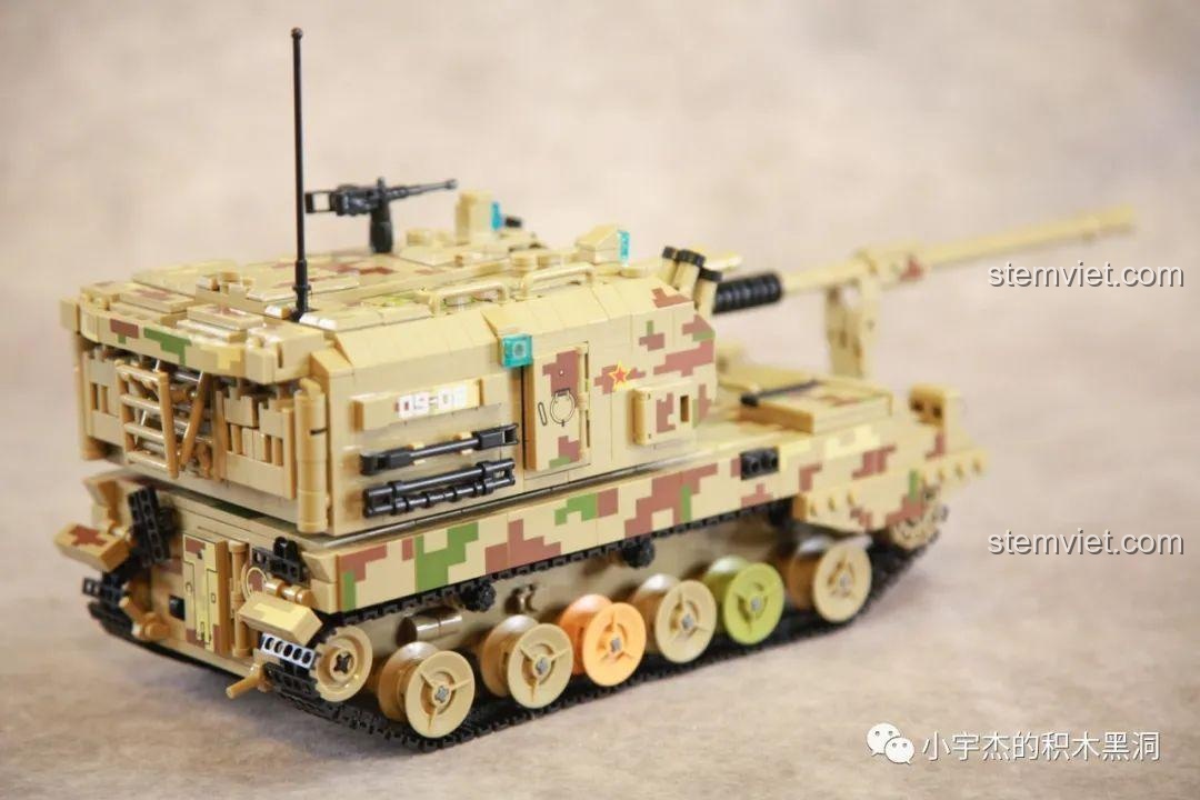 Mô hình Panlos 688008 với tháp pháo xoay sang một bên, thể hiện tính linh hoạt.