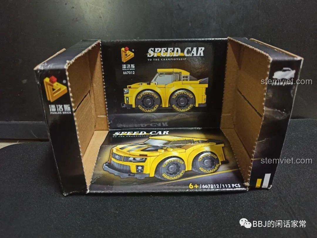 Bên trong hộp đồ chơi lắp ráp Panlos Brick 667012 Xe Bumblebee Q-version, có hình ảnh chiếc xe được in rõ nét.