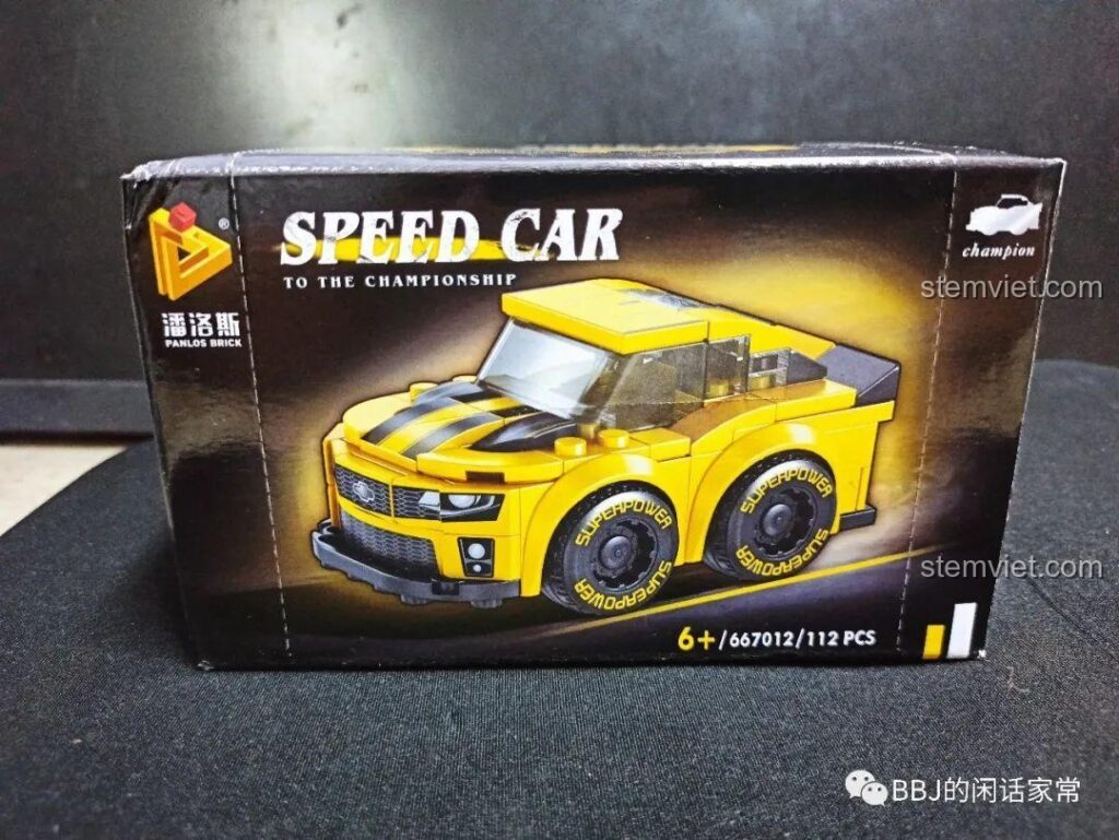 Hộp đồ chơi lắp ráp Panlos Brick 667012 Xe Bumblebee Q-version màu vàng đen, nổi bật với hình ảnh chiếc xe thể thao mạnh mẽ.