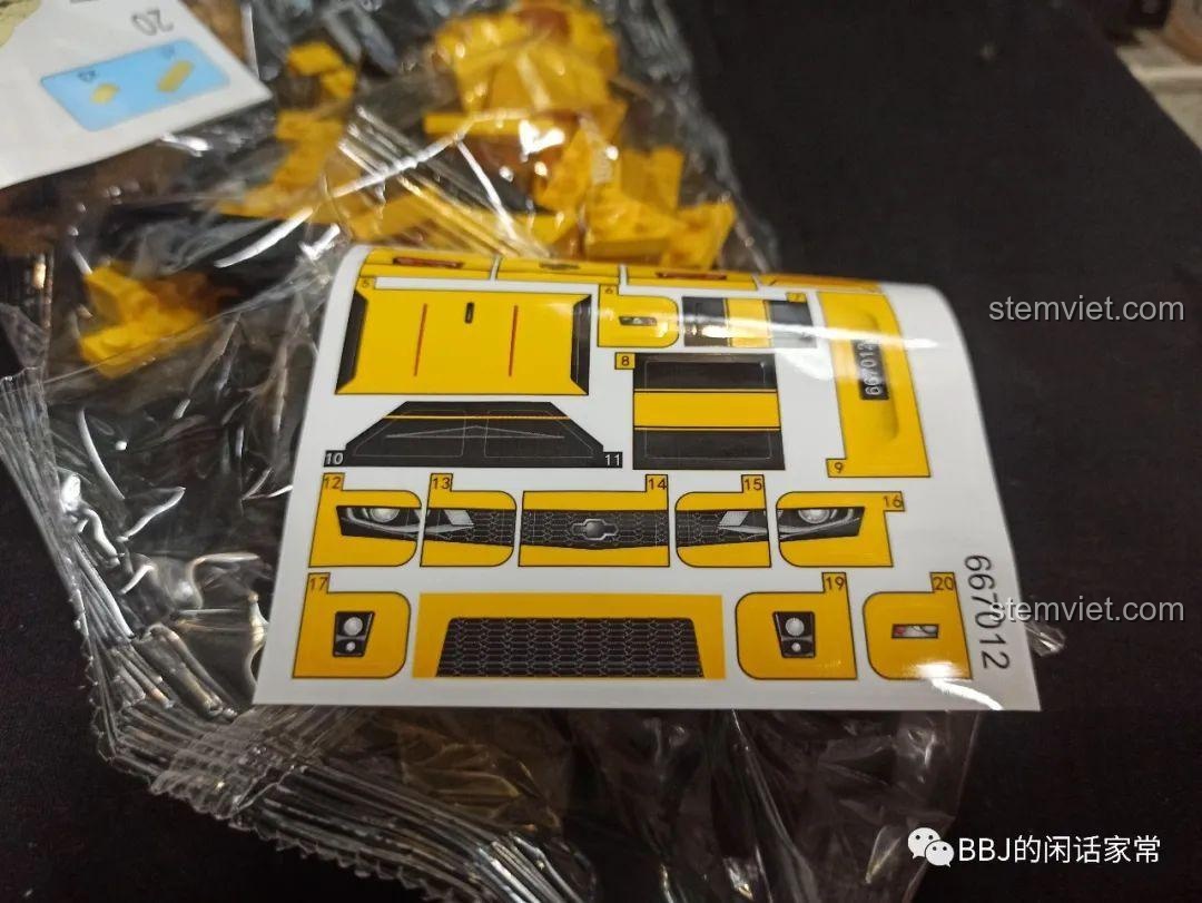 Hộp mở của bộ lắp ráp Panlos Brick 667012 Xe Chevrolet Camaro Q-version, cho thấy hình ảnh mô hình bên trong, chuẩn bị cho trải nghiệm lắp ráp thú vị cho bé trai.