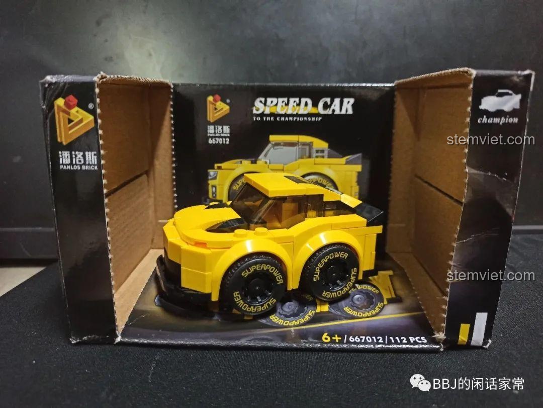 Mô hình lắp ráp Panlos Brick 667012 Xe Chevrolet Camaro Q-version hoàn chỉnh từ góc nhìn phía trước, thể hiện động cơ kéo lùi và thiết kế độc đáo, thu hút bé trai.