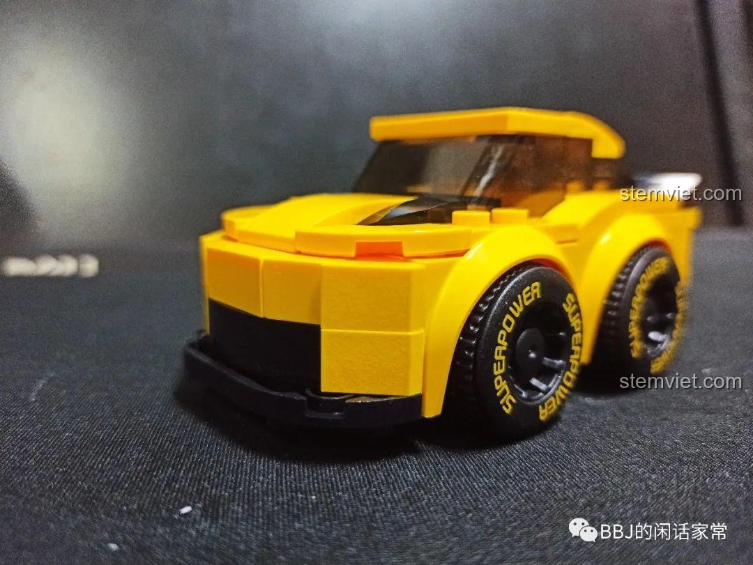 Tấm decal chi tiết của bộ đồ chơi Panlos Brick 667012 Xe Chevrolet Camaro Q-version, giúp hoàn thiện vẻ ngoài sống động cho mô hình xe đua, tăng tính thẩm mỹ.