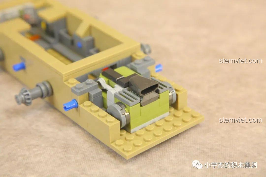 Thân xe tăng được hoàn thiện với các chi tiết camo sa mạc in sẵn của bộ Panlos Brick 688002.