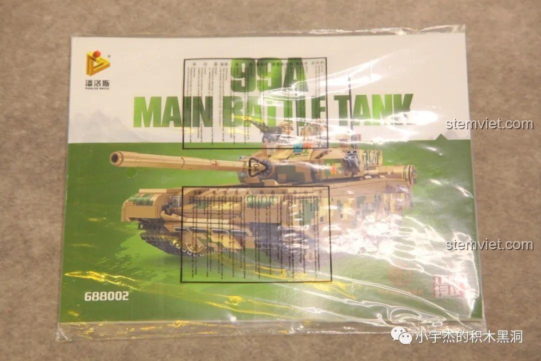 Ảnh thể hiện kích thước của mô hình Xe tăng chủ lực 99A Panlos Brick 688002: dài 36cm, cao 17cm, rộng 13cm.