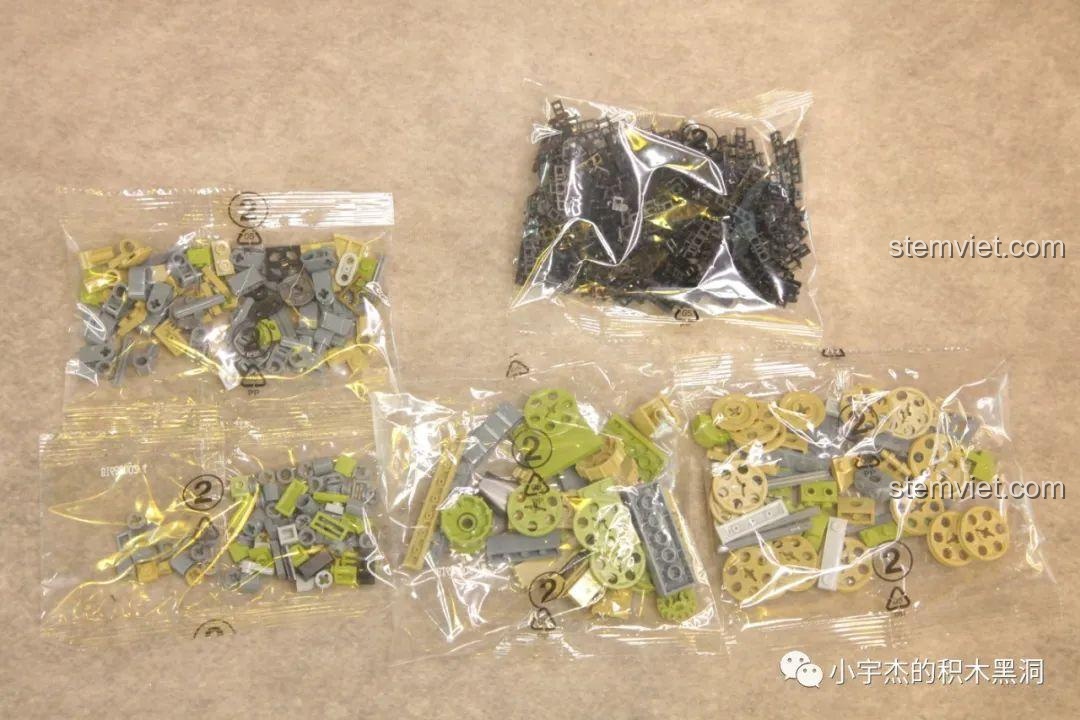 Lắp ráp hệ thống bánh xích và động cơ mô phỏng của xe tăng Panlos Brick 688002.