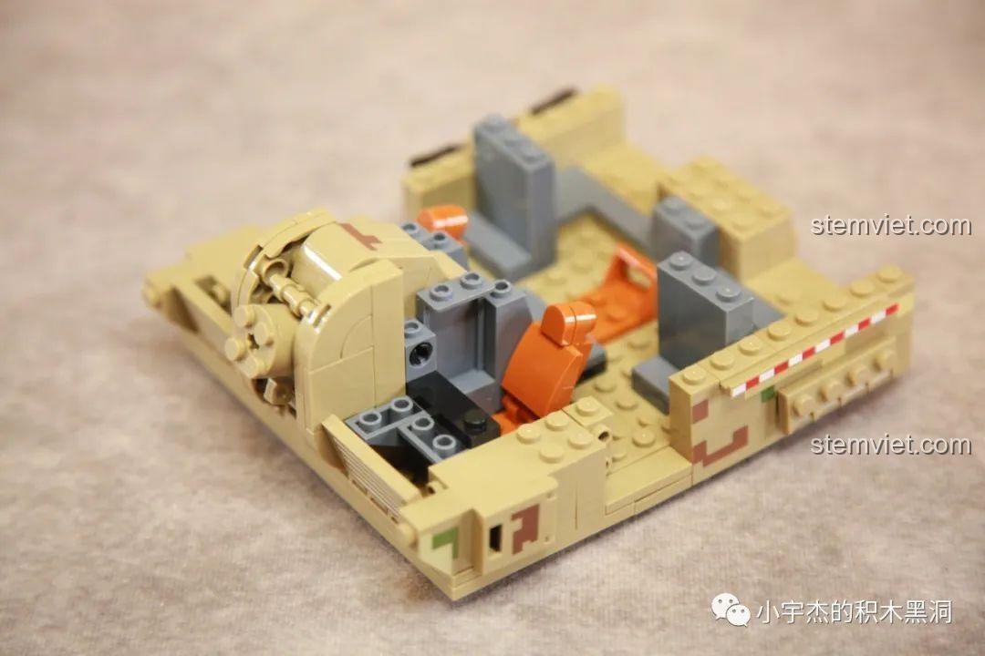 Góc nhìn từ phía sau của thân xe Panlos Brick 688008.