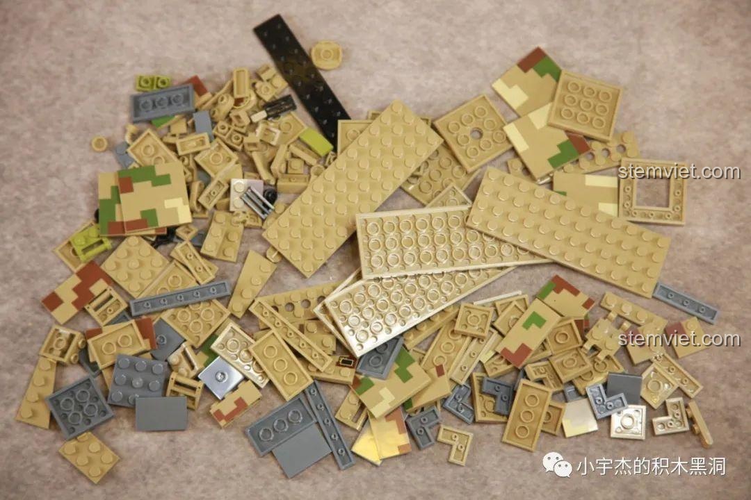 Mô hình Panlos Brick 688008 sau khi lắp xong bước 3, phần thân xe đã được bọc giáp và có chi tiết rằn ri đầu tiên.