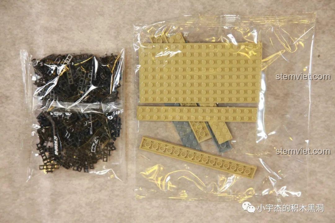 Bên trong hộp đồ chơi Panlos Brick 688008 với các túi chi tiết được phân loại.