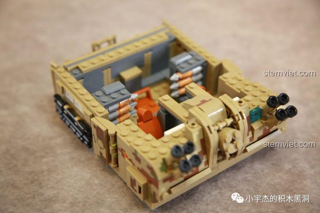 Bên trong tháp pháo Panlos Brick 688008 với ghế ngồi cho pháo thủ.