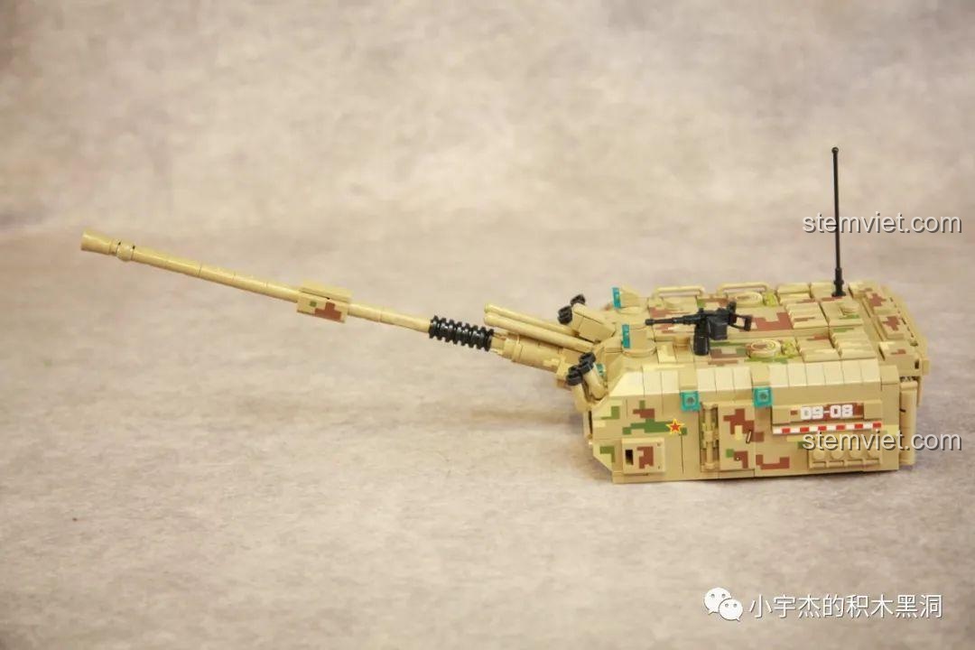 Chi tiết bên trong tháp pháo với giá chứa đạn pháo.