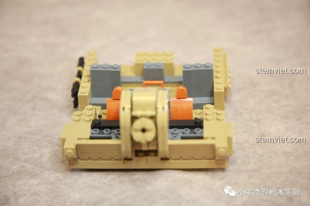 Thân xe pháo tự hành Panlos Brick 688008 gần hoàn thiện với lớp giáp rằn ri sa mạc.