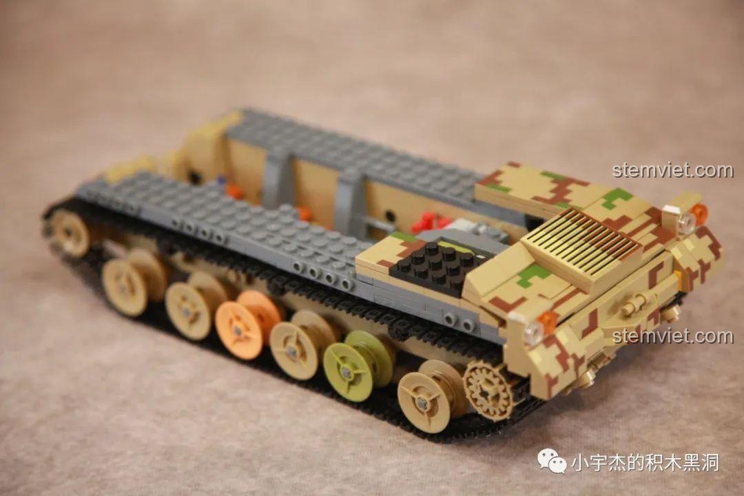 Khung gầm pháo tự hành Panlos Brick 688008 sau khi hoàn thành bước 2 với hệ thống bánh xe.