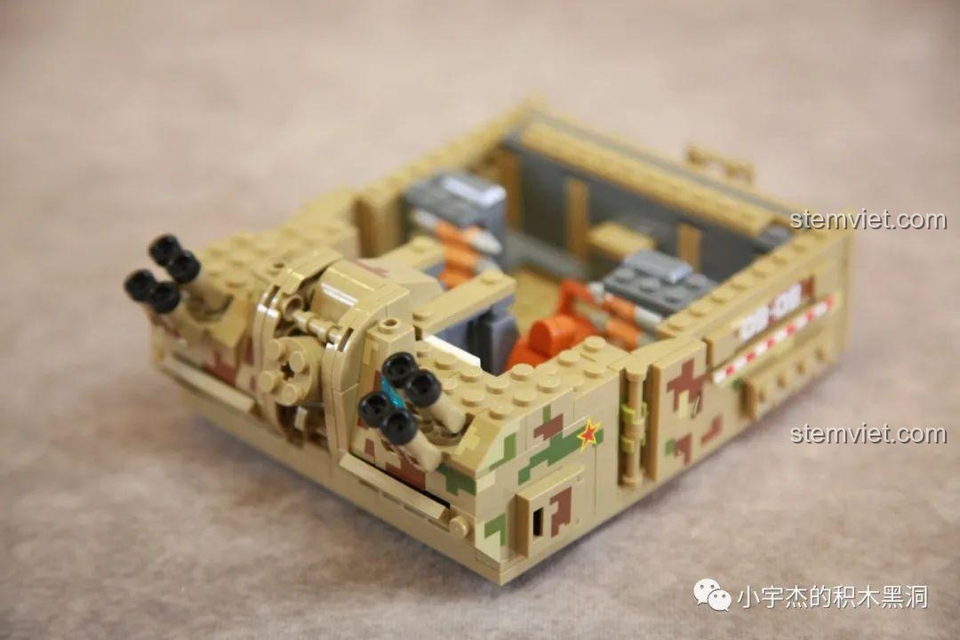 Phần đế của tháp pháo Panlos Brick 688008 đang được lắp ráp.