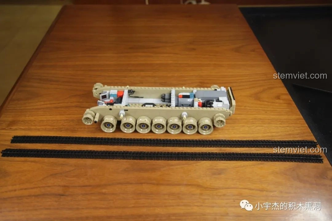 Bánh xích hoàn chỉnh của xe tăng PanlosBrick 632010 Xe Tăng Chiến Đấu Chủ Lực M1A2 Abrams với bộ phận truyền động mới.