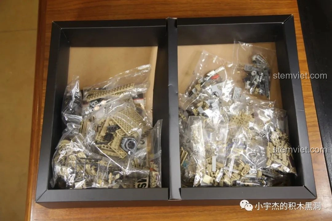 Bên trong hộp bộ lắp ráp PanlosBrick 632010 Xe Tăng Chiến Đấu Chủ Lực M1A2 Abrams với các túi mảnh ghép.