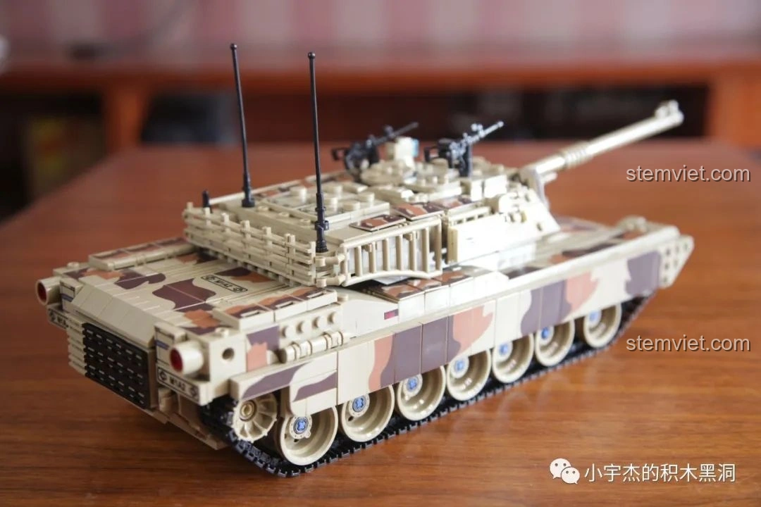 Cận cảnh phần đầu xe tăng PanlosBrick 632010 Xe Tăng Chiến Đấu Chủ Lực M1A2 Abrams với chi tiết nhận diện.