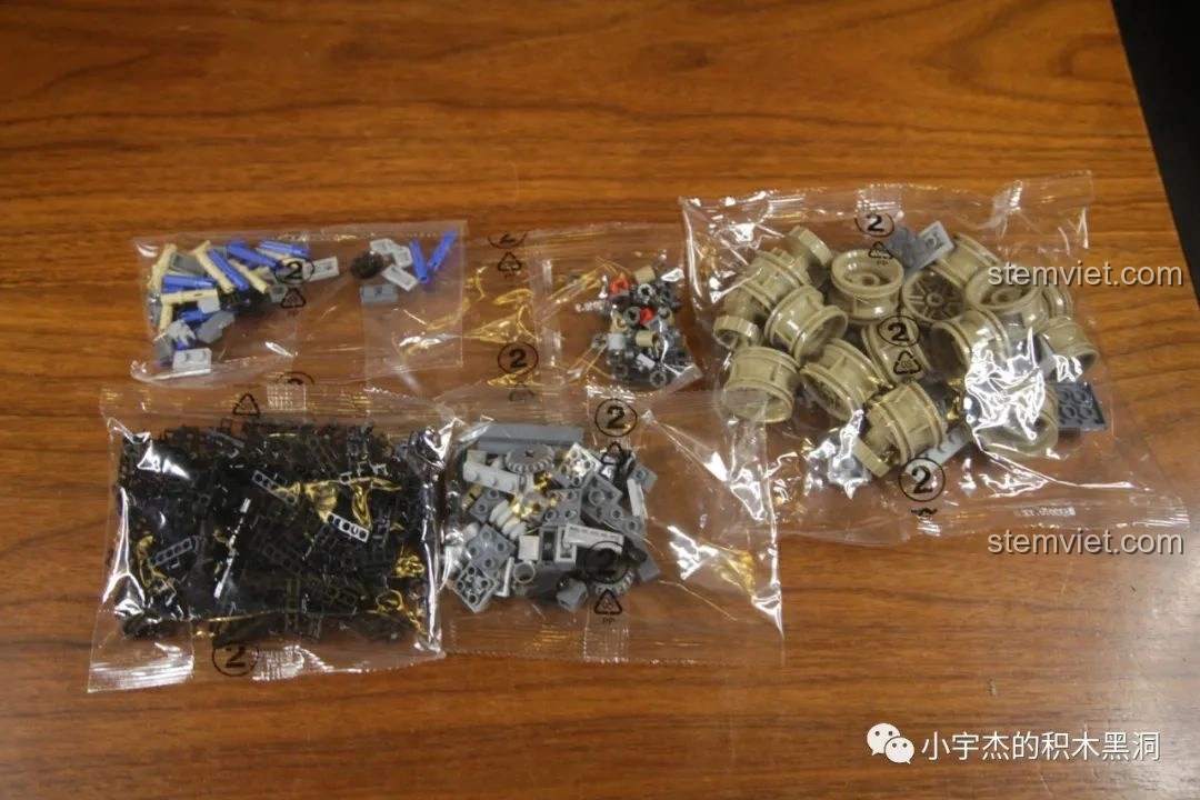 Động cơ đang được lắp ráp từ bộ PanlosBrick 632010 Xe Tăng Chiến Đấu Chủ Lực M1A2 Abrams.