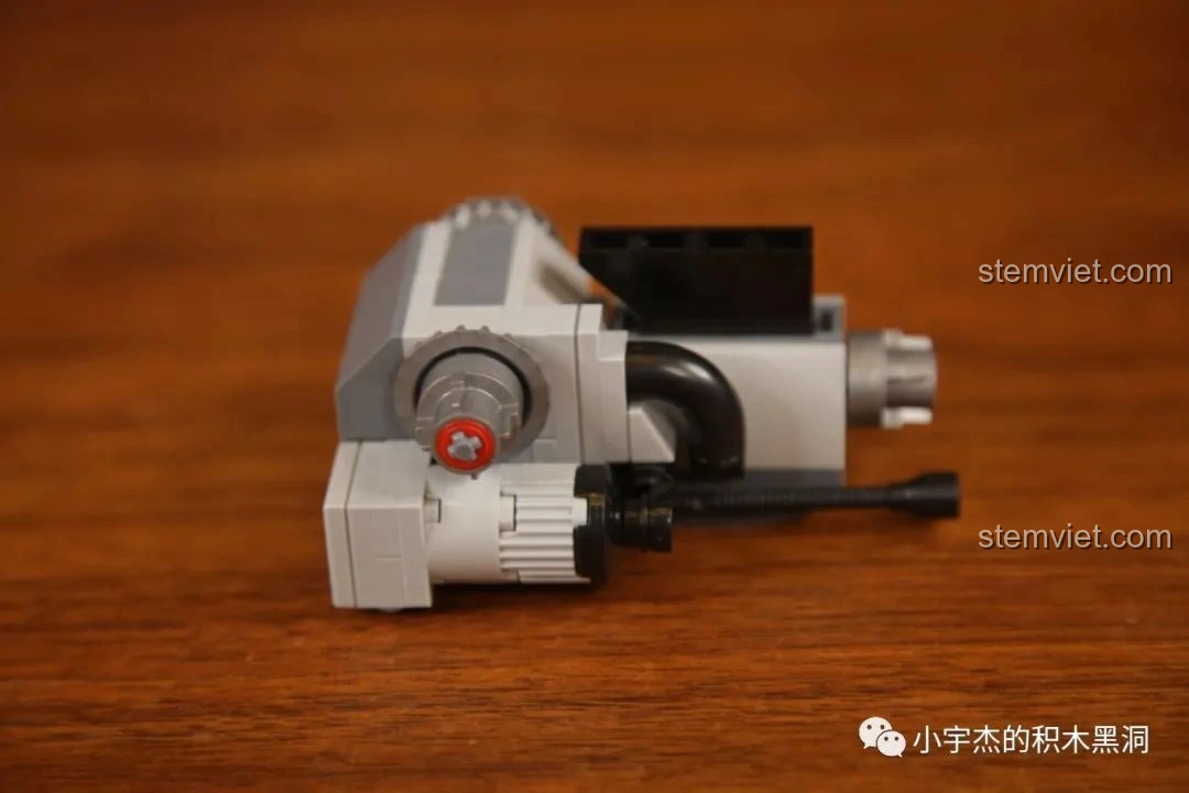 So sánh động cơ lắp ráp PanlosBrick 632010 Xe Tăng Chiến Đấu Chủ Lực M1A2 Abrams với động cơ thật.