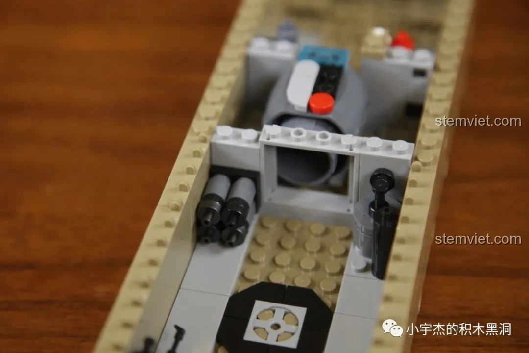 Phần đuôi xe tăng PanlosBrick 632010 Xe Tăng Chiến Đấu Chủ Lực M1A2 Abrams có thể mở ra để lộ khoang động cơ.