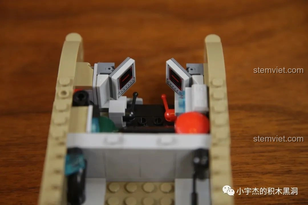 Giá đạn và các chi tiết bên trong xe tăng PanlosBrick 632010 Xe Tăng Chiến Đấu Chủ Lực M1A2 Abrams.