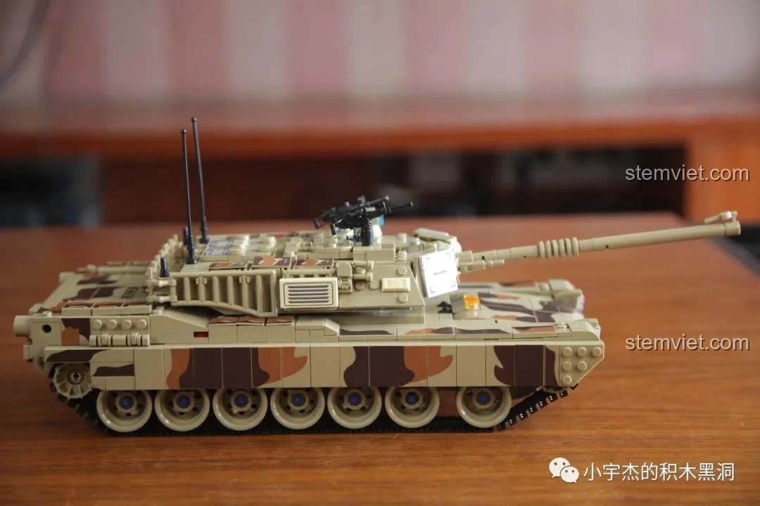 Góc nhìn 3/4 phía sau của xe tăng PanlosBrick 632010 Xe Tăng Chiến Đấu Chủ Lực M1A2 Abrams.
