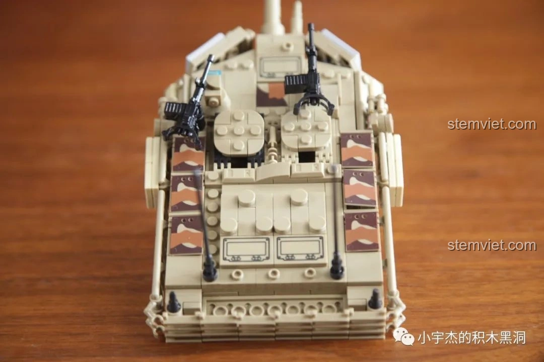 Góc nhìn 3/4 phía trước của xe tăng PanlosBrick 632010 Xe Tăng Chiến Đấu Chủ Lực M1A2 Abrams.