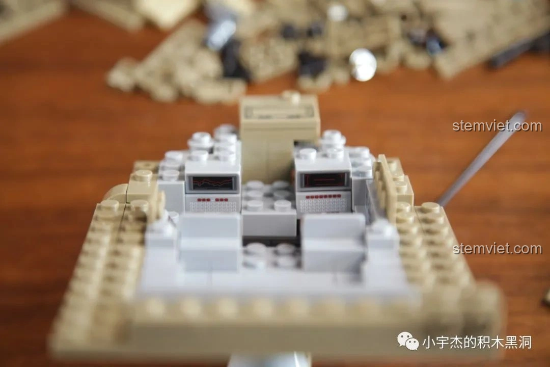 Góc nhìn bên hông xe tăng PanlosBrick 632010 Xe Tăng Chiến Đấu Chủ Lực M1A2 Abrams.