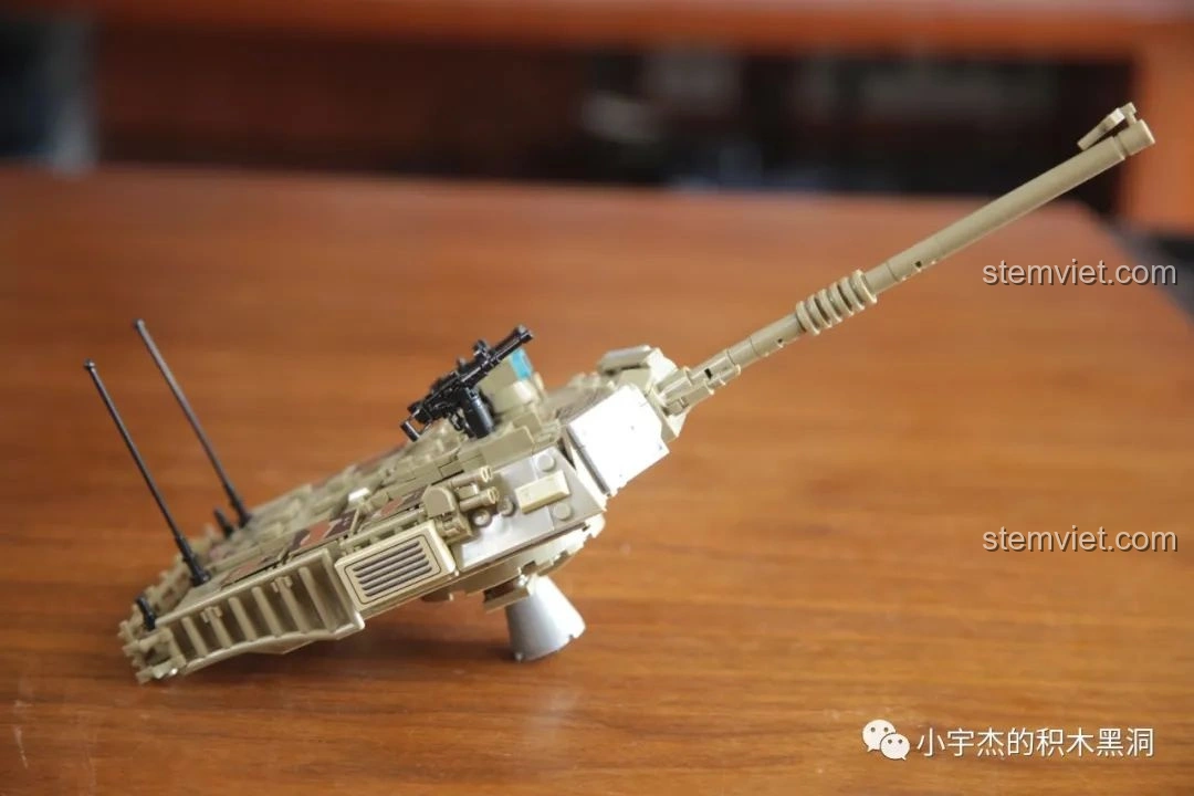 Góc nhìn phía sau xe tăng PanlosBrick 632010 Xe Tăng Chiến Đấu Chủ Lực M1A2 Abrams.