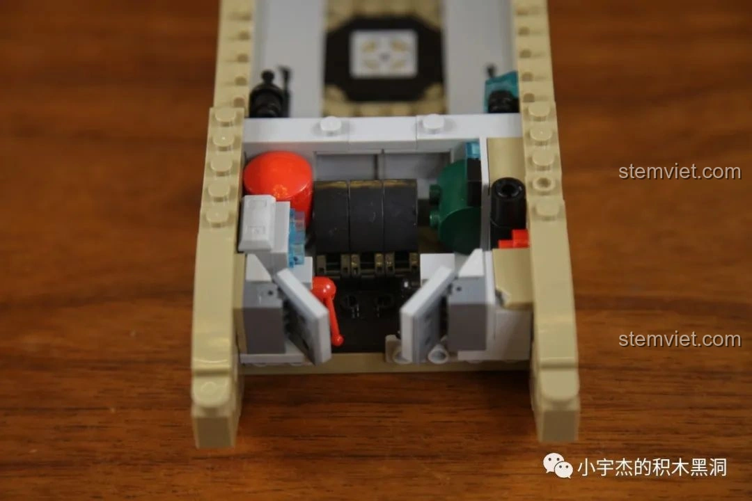 Khoang lái chi tiết của xe tăng PanlosBrick 632010 Xe Tăng Chiến Đấu Chủ Lực M1A2 Abrams.