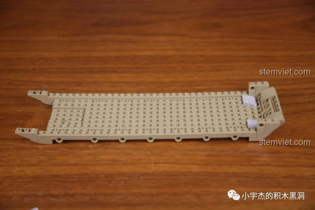 Khung gầm xe tăng đang được lắp ráp từ bộ PanlosBrick 632010 Xe Tăng Chiến Đấu Chủ Lực M1A2 Abrams.