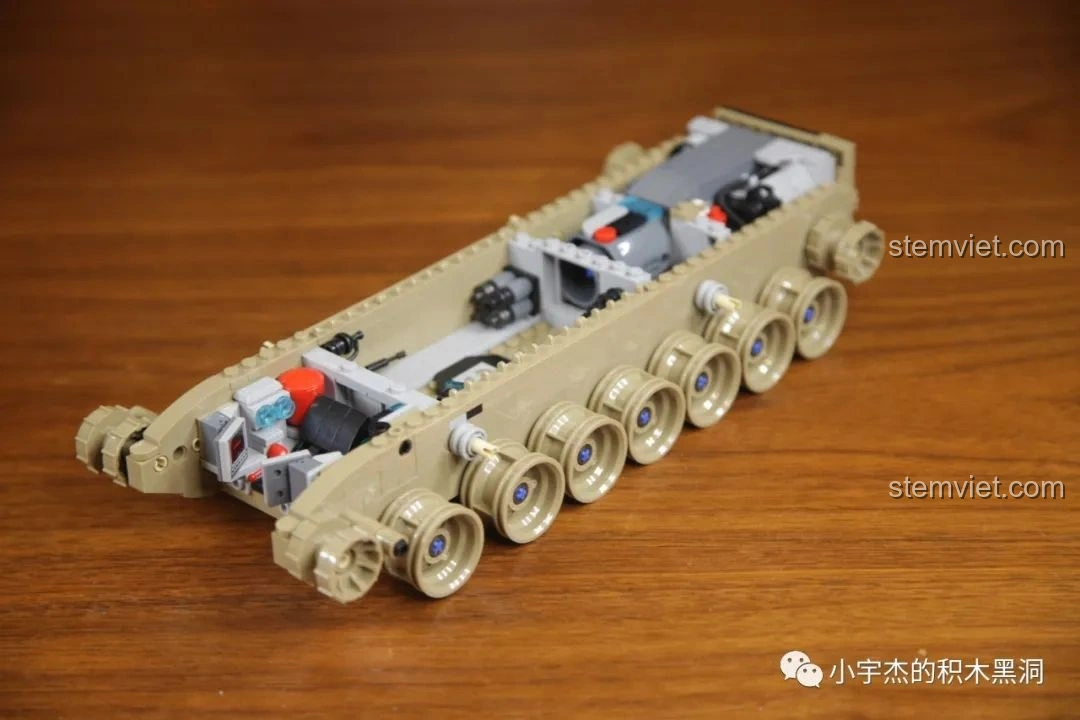 Bánh xích của xe tăng PanlosBrick 632010 Xe Tăng Chiến Đấu Chủ Lực M1A2 Abrams đang được lắp ráp.