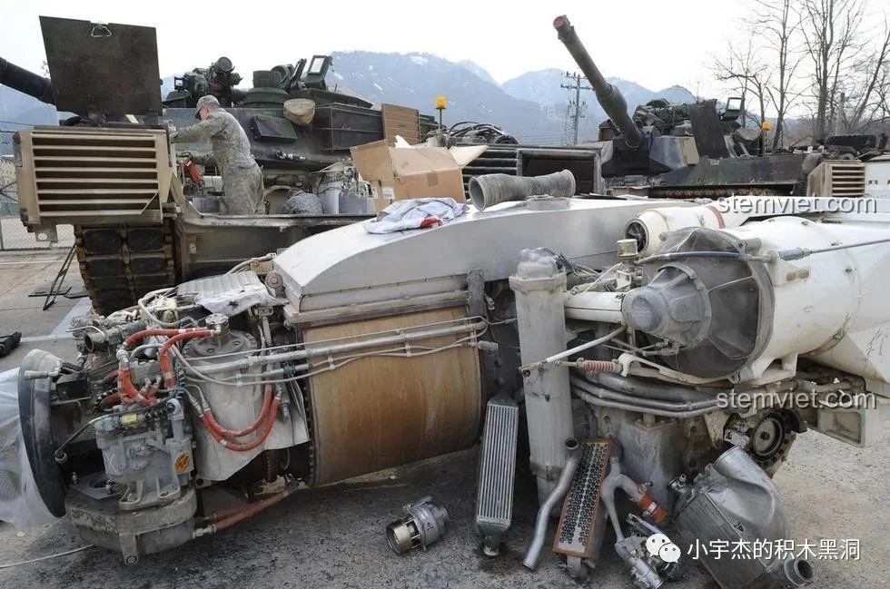 Động cơ được lắp vào khoang xe tăng PanlosBrick 632010 Xe Tăng Chiến Đấu Chủ Lực M1A2 Abrams.