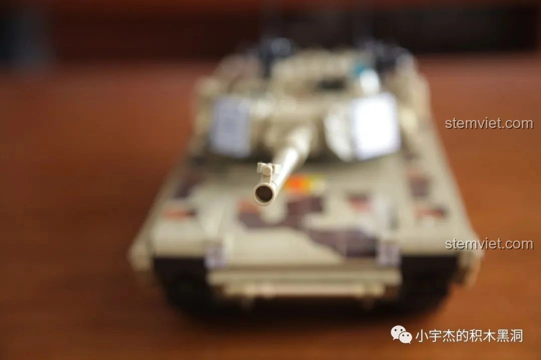 Mặt sau của minifigures PanlosBrick 632010 Xe Tăng Chiến Đấu Chủ Lực M1A2 Abrams với in ấn 360 độ.