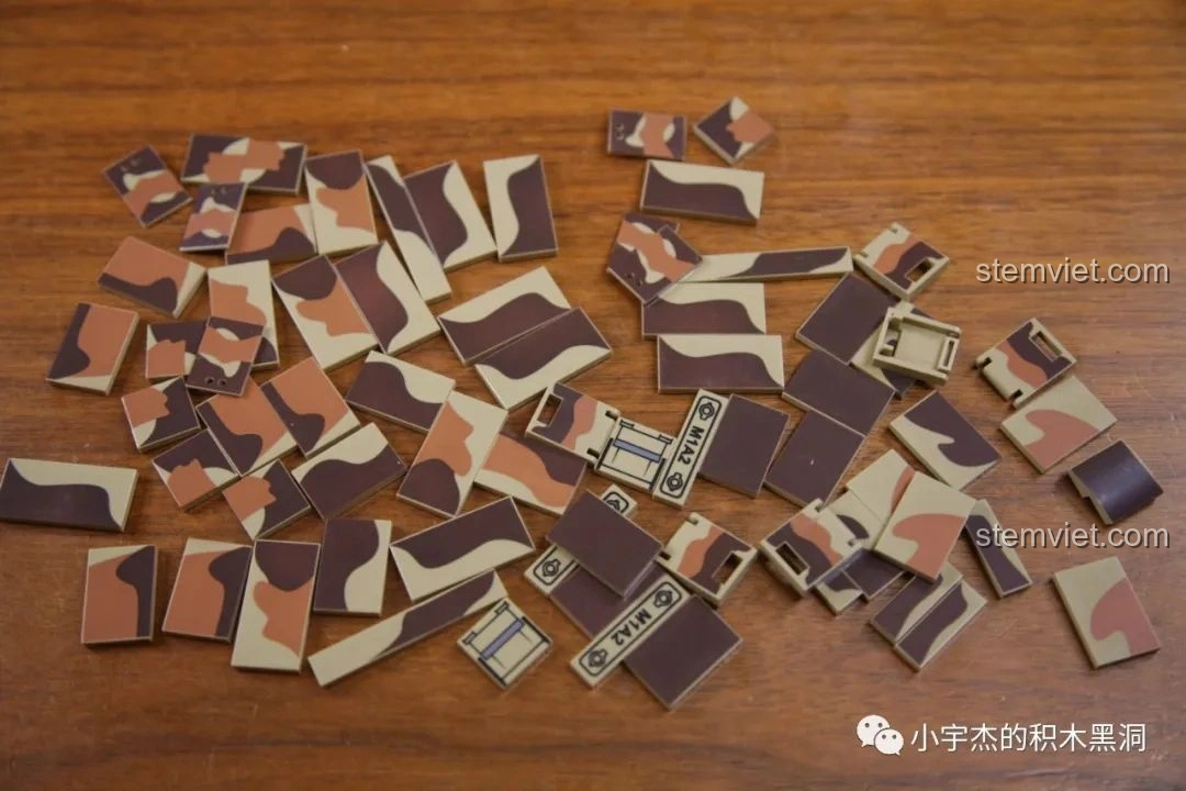 Các module giáp của xe tăng PanlosBrick 632010 Xe Tăng Chiến Đấu Chủ Lực M1A2 Abrams đang được lắp ráp.