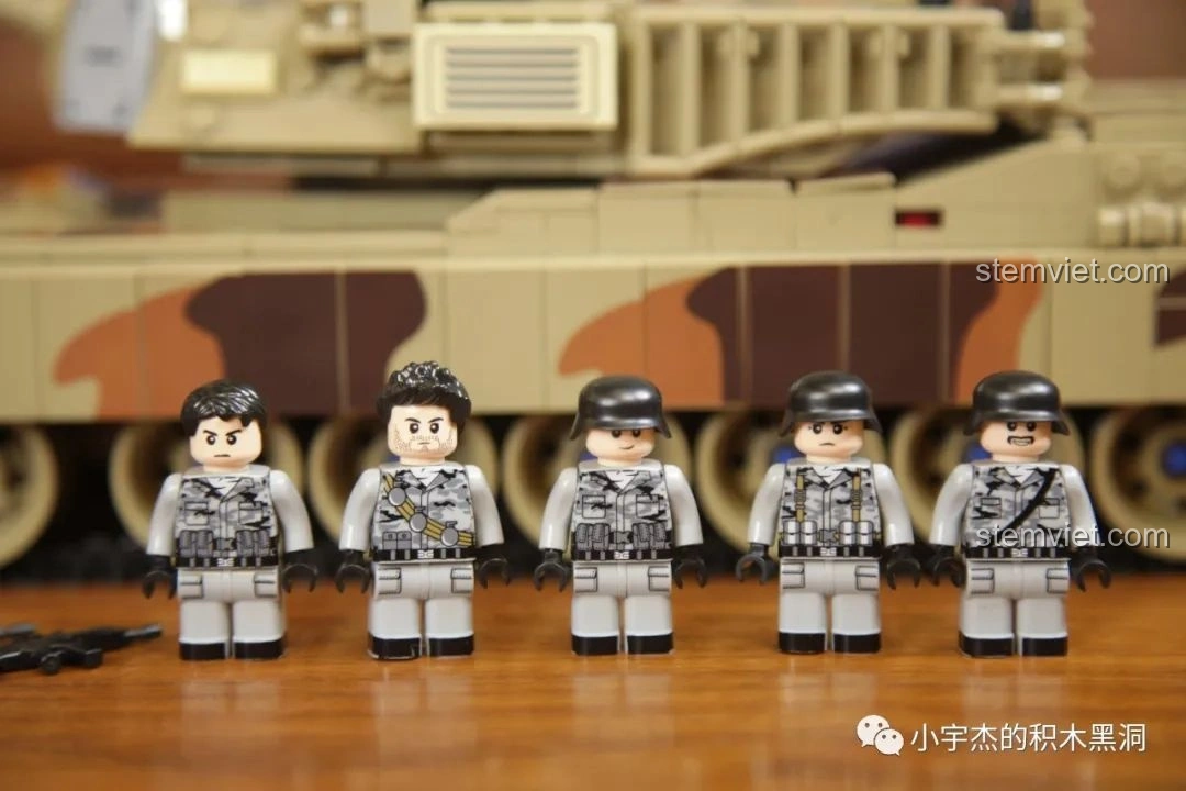 Hai nắp khoang trên tháp pháo xe tăng PanlosBrick 632010 Xe Tăng Chiến Đấu Chủ Lực M1A2 Abrams có thể mở ra.