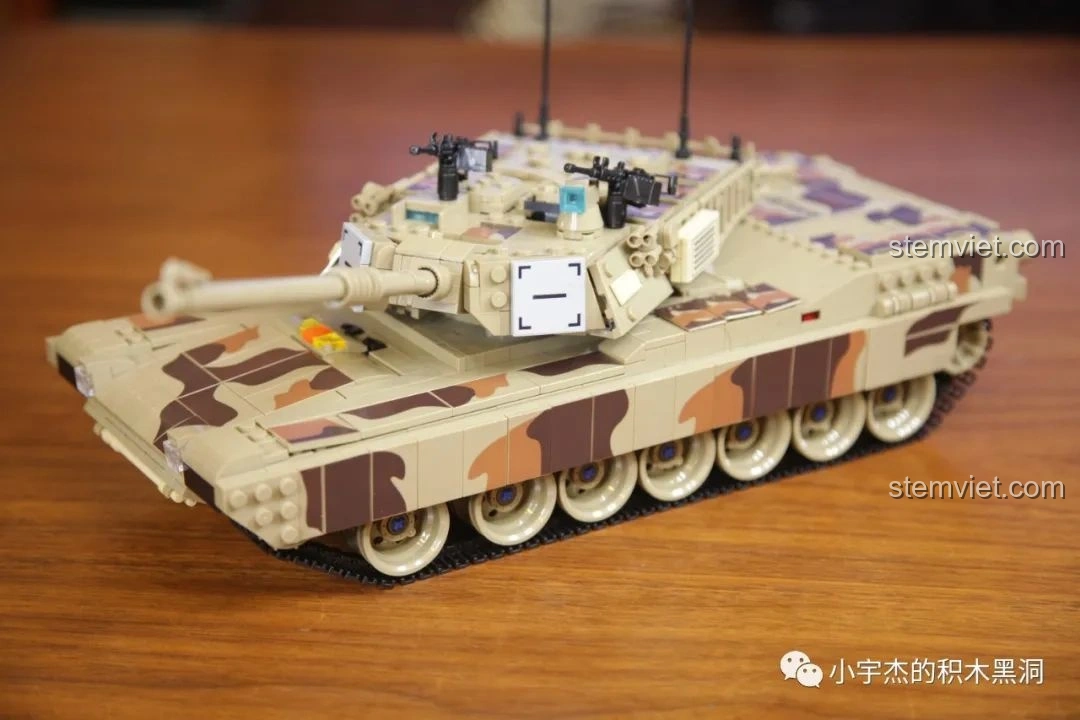 So sánh bộ lắp ráp PanlosBrick 632010 Xe Tăng Chiến Đấu Chủ Lực M1A2 Abrams với một mẫu xe tăng khác.