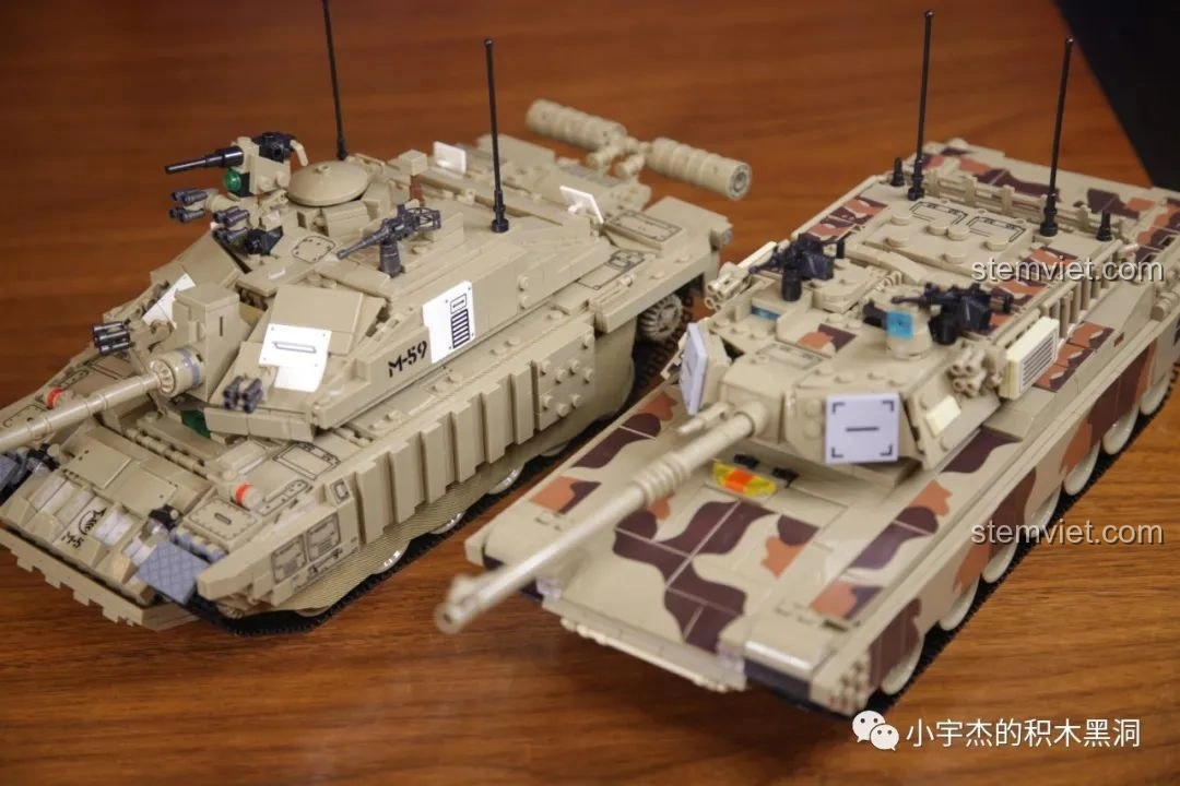 Cận cảnh hai xe tăng PanlosBrick, bao gồm PanlosBrick 632010 Xe Tăng Chiến Đấu Chủ Lực M1A2 Abrams, từ phía dưới.