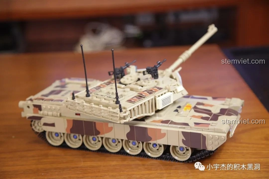 Góc nhìn khác khi so sánh hai mẫu xe tăng PanlosBrick, bao gồm PanlosBrick 632010 Xe Tăng Chiến Đấu Chủ Lực M1A2 Abrams.
