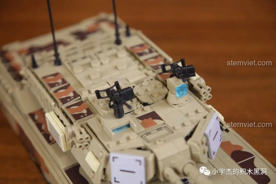 Góc nhìn 3/4 phía trước khi so sánh hai mẫu xe tăng PanlosBrick, bao gồm PanlosBrick 632010 Xe Tăng Chiến Đấu Chủ Lực M1A2 Abrams.