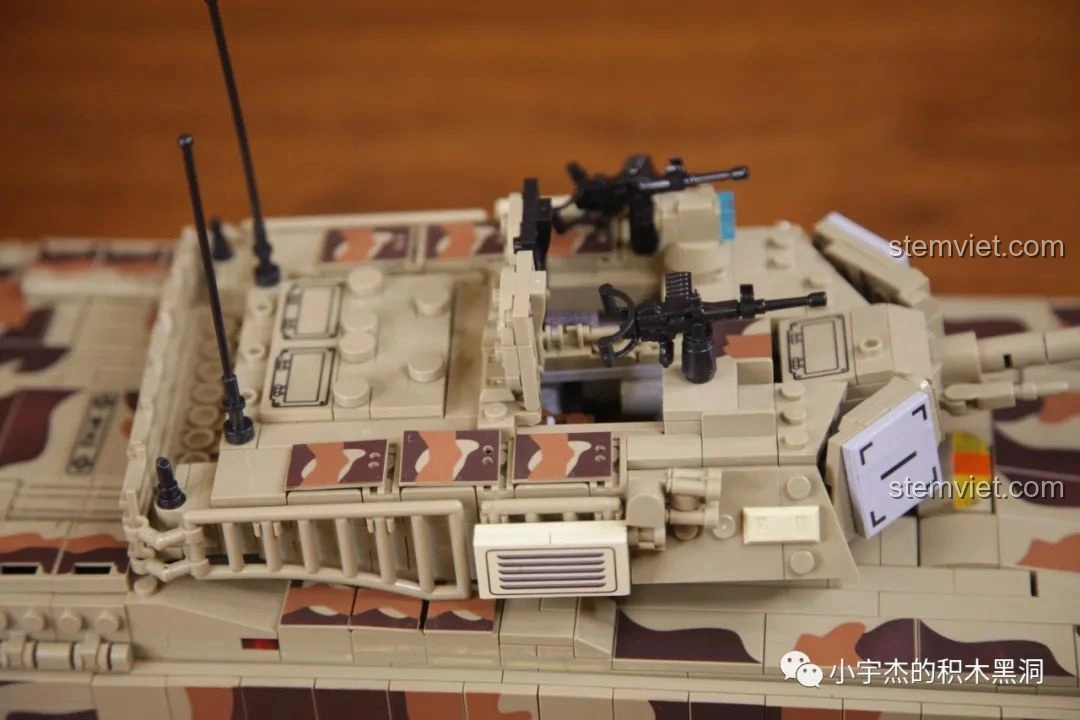 Góc nhìn 3/4 phía sau khi so sánh hai mẫu xe tăng PanlosBrick, bao gồm PanlosBrick 632010 Xe Tăng Chiến Đấu Chủ Lực M1A2 Abrams.