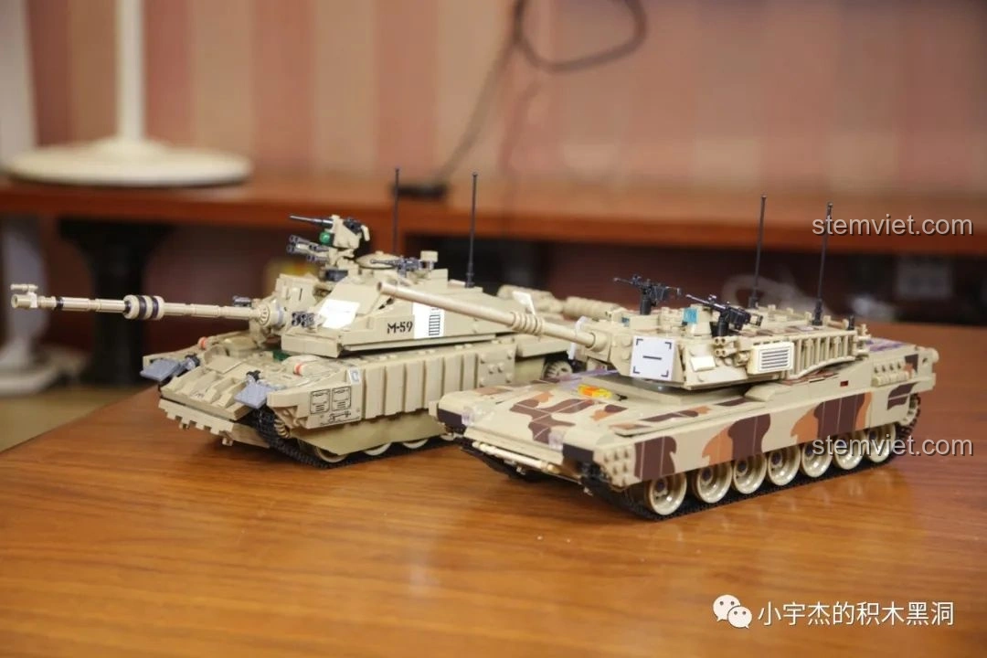 Cận cảnh hai xe tăng PanlosBrick, bao gồm PanlosBrick 632010 Xe Tăng Chiến Đấu Chủ Lực M1A2 Abrams, từ phía trước.